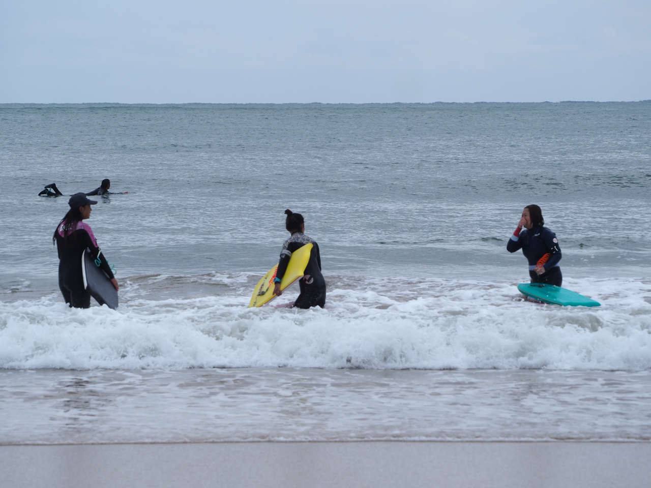 シニアの体力を考慮し、波の穏やかな場所を選び、海に入る時間は通常より短めの1時間になります