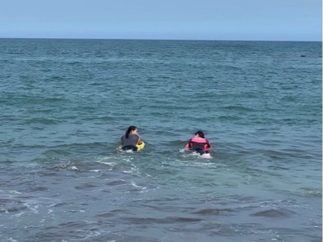 泳ぎが苦手で怖さがある場合は足のつく所からでも十分波に乗れますので、安心してください