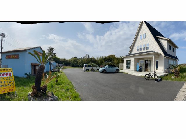 集合場所のサーフショップリッキーズは、千葉県いすみ市の国道128号線沿いにありわかりやすいです広い駐車場が完備されています