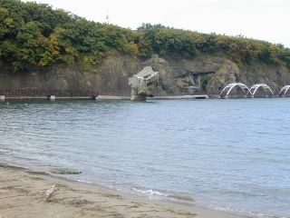 かもめ島(遊歩道が整備され島巡りができる。正面に見える、しめ縄がかかっている奇岩は瓶子岩)