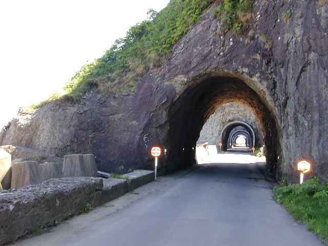 日浦海岸(素掘りのトンネル群))