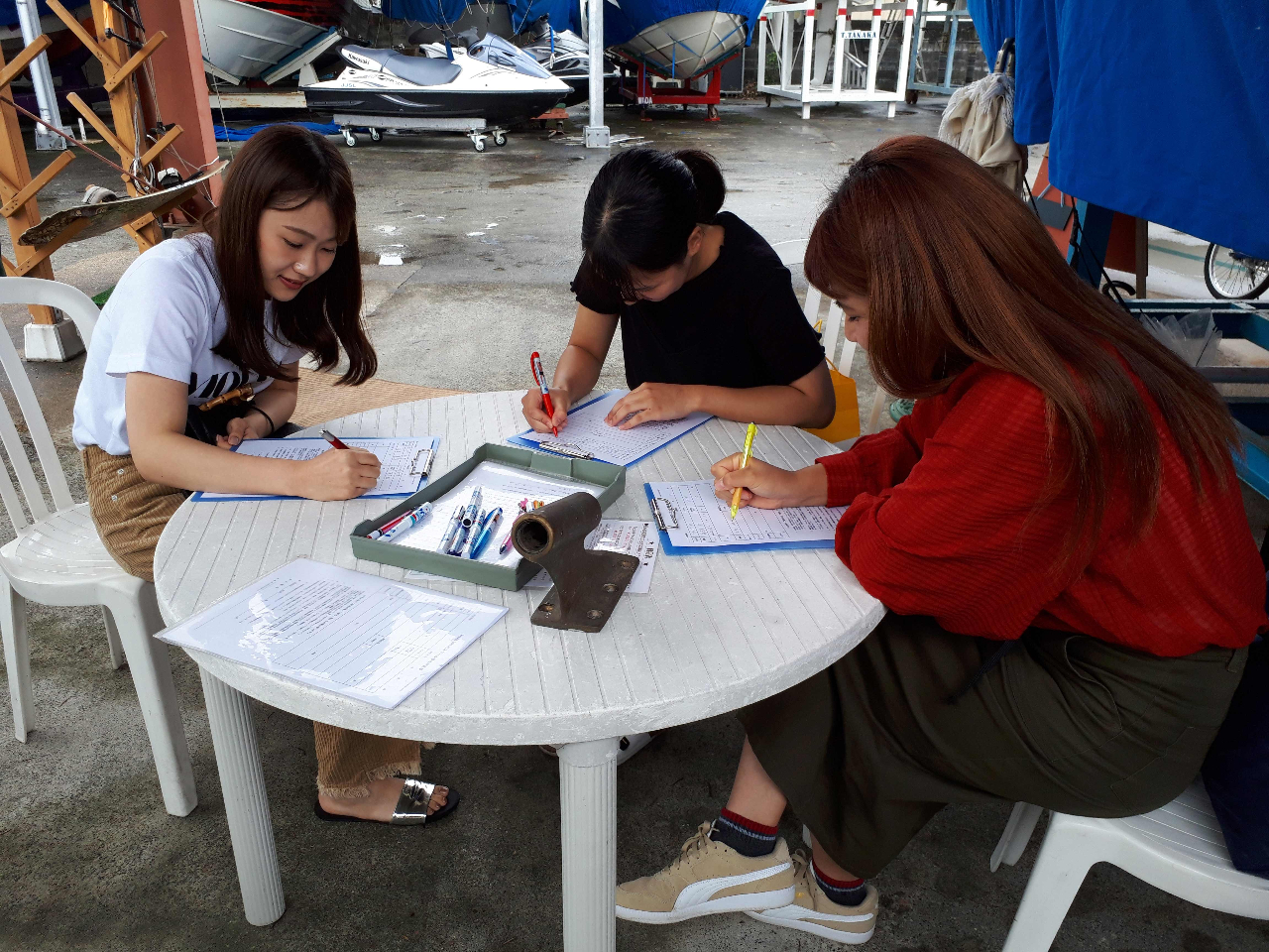 まずは受付にて申込書にご記入をお願いいたします。その後、お着替えをしていただきます。貴重品はボートに持ち込んでいただきますので貴重品袋をお持ちください。