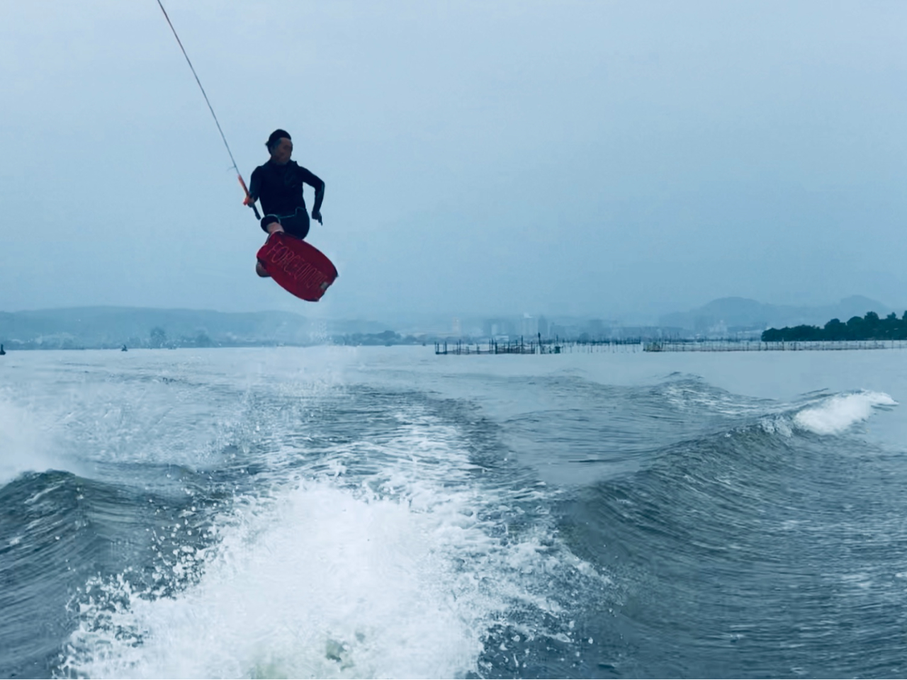 ゆくゆくはこんなジャンプもできるようになります!浮遊感はウェイクボードならでは!上達の近道は基本をしっかりやること!ラフではしっかりと導かせていただきます!
