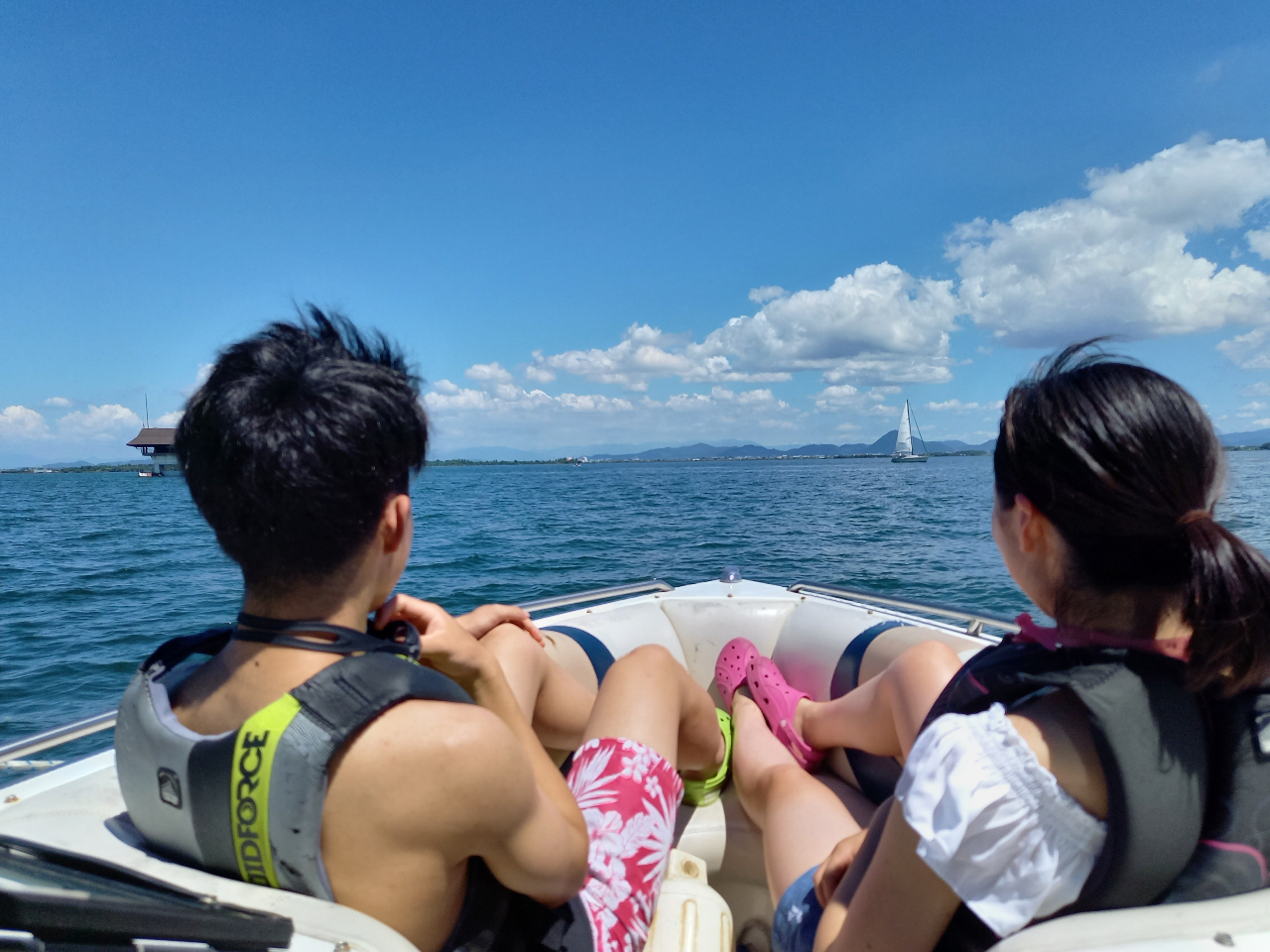 移動中ボートの先のシートにも乗っていただけます!風を感じれるスペシャルシートです!大人2名(子供3名)の限定なんで代わりばんこで乗ってくださいね(笑)