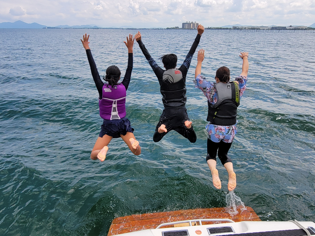 熱くなったら水につかりましょう!これまた気持ちいいです!琵琶湖は淡水なんでべたべたしません!シャワーなしで帰る方もたくさんいます!とわいえシャワー完備!お安心を
