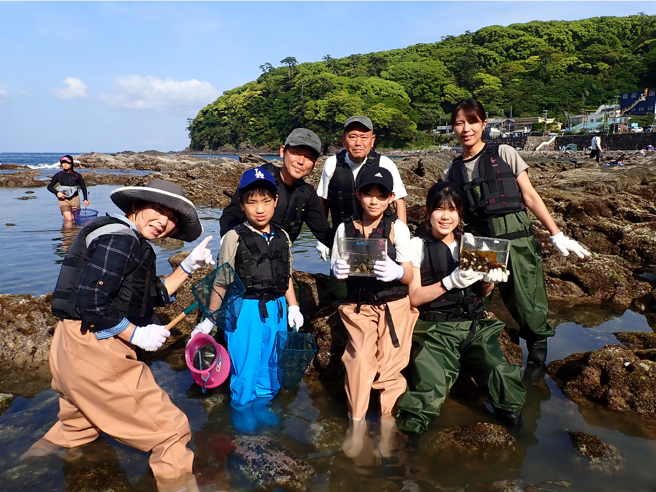 胴長を着て体を濡らさず磯遊び、海遊びをしましょう。海のプロが同行して、海の事、生物の事、注意したい事などを教えてもらえるので安心です。