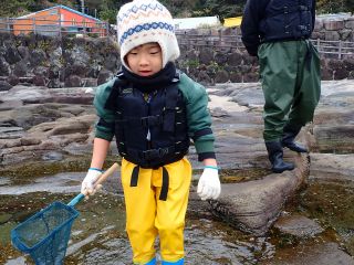 冬の磯遊び教室開始!11月〜3月は気温が低くなりますが、その日の気温に合わせた服装で参加できます。 胴長を着ますので、体は濡れません。