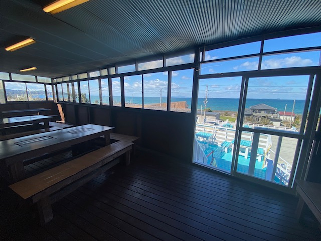 2階テラス席は屋根付き窓付きで雨でもOK!