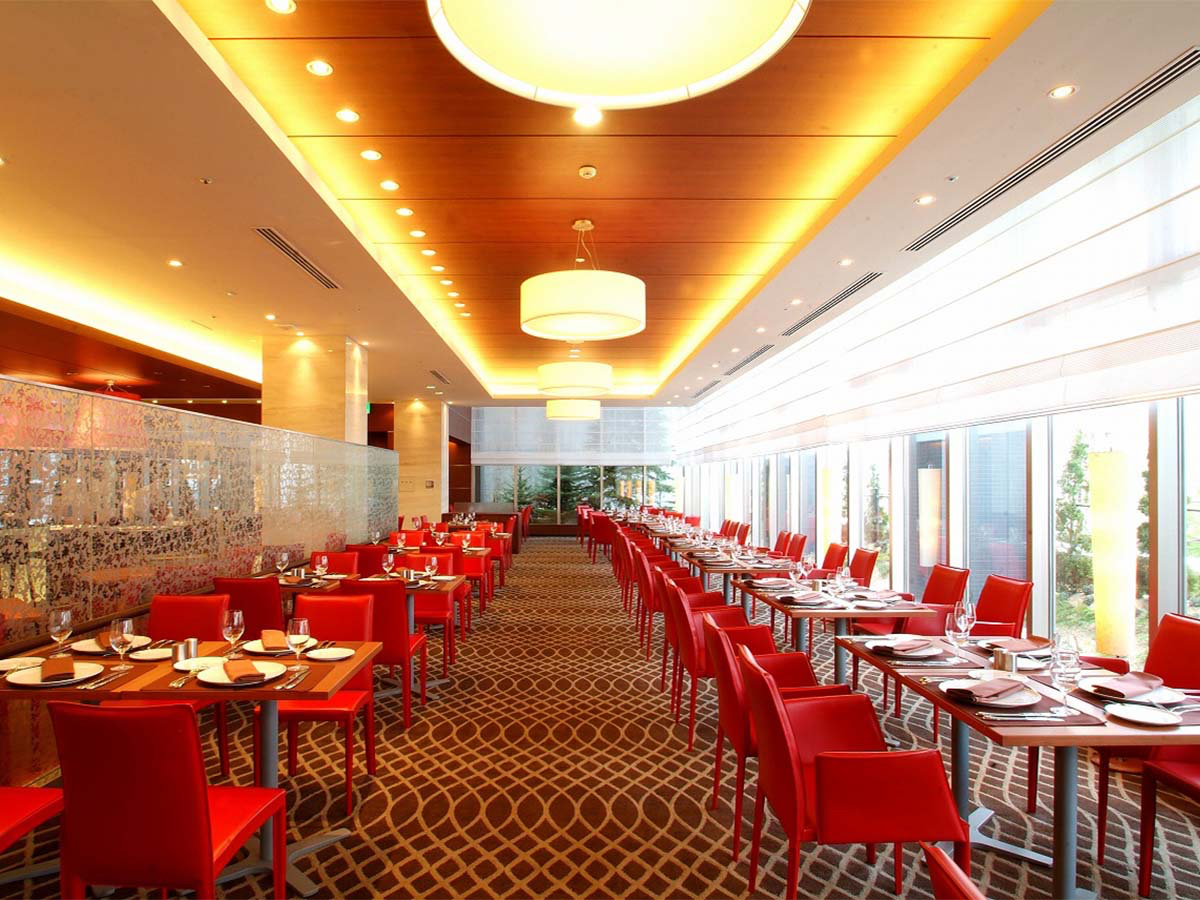 �傫�ȑ��ɐԂ��`�F�A�[���A�N�Z���g�́u���X�g�����{���h�[�v