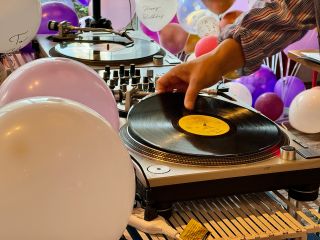 DJの音楽に合わせて、食べて飲んで踊って語るChill空間をお楽しみください