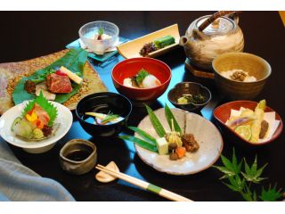 特選牛の朴葉焼きを使ったミニ懐石料理となります。内容は季節により替わります。