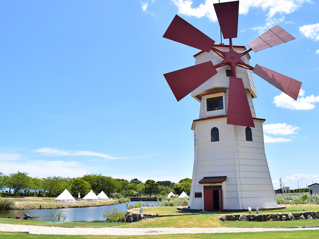 【SUP&ワンコSUP】目的地のしんあさひ風車村。琵琶湖から風車を背景に無料で記念写真撮影をサービス♪水上での紛失防止のためスタッフの携帯で撮影し送付しますね!
