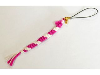 5本の麻紐で編みます。
写真は ピンク3本、白2本。