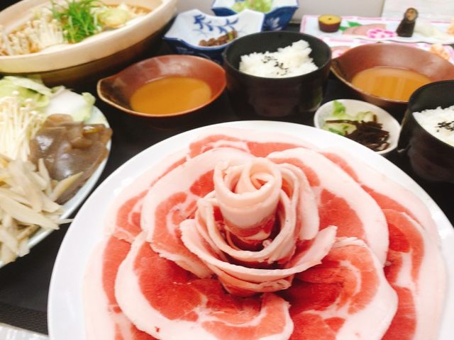 脂身がおいしいボタン鍋。自家製味噌たれで臭みもなく1番人気