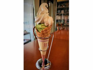 長喜園2段盛りソフトクリーム(ほうじ茶+抹茶)! 濃厚でクリーミーな味わい( *´艸`)