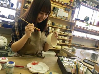 2回目の色付け作陶シーンです。一日体験では味わえない自分で作った感たっぷりの2回体験となります。