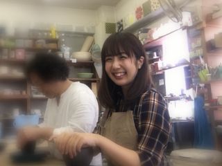 初心者の方はお茶碗系が比較的簡単に作れますのでお勧めしています。教室の生徒さんもまずはお茶椀を作ります。スタッフが一緒に同じものを作って作陶していきます。