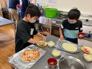 ソースをぬってトッピング。だんだんピザができてくるよ。