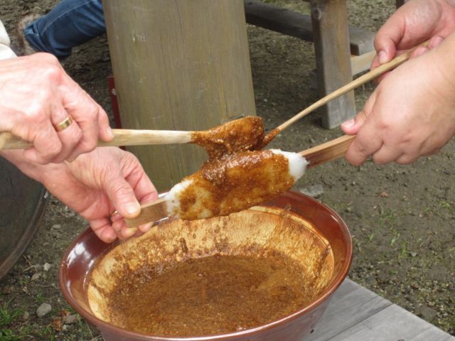手作りのどんぐり工房オリジナルのたれをつけて焼きます。これが美味い!!