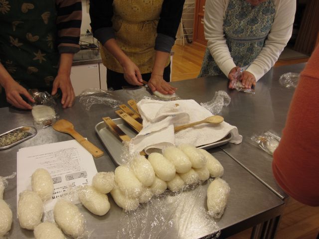 俵型に握って串につけます