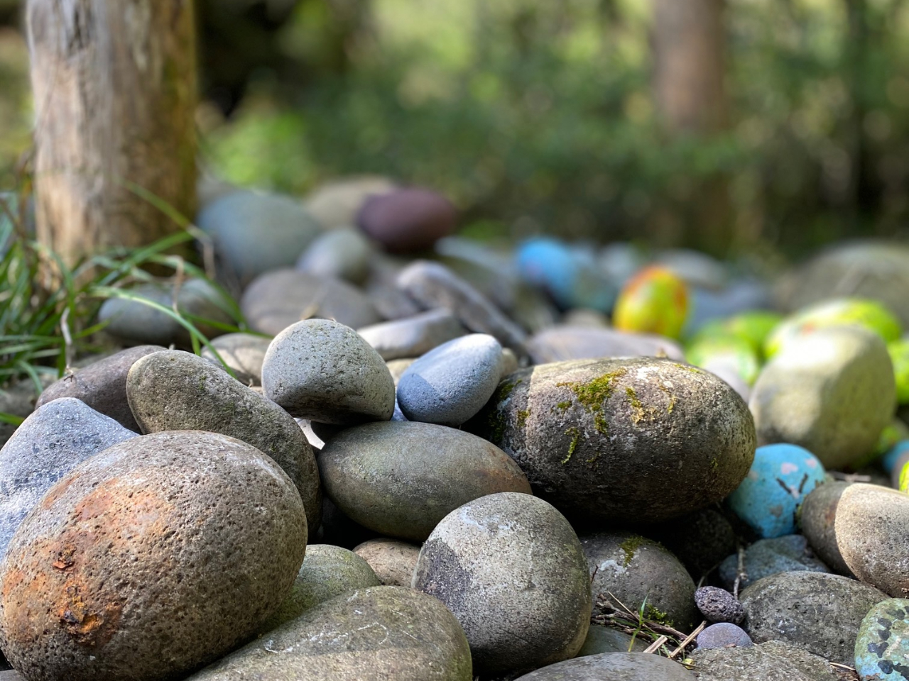 古くから浅間神社に玉石を奉納する文化が残る。