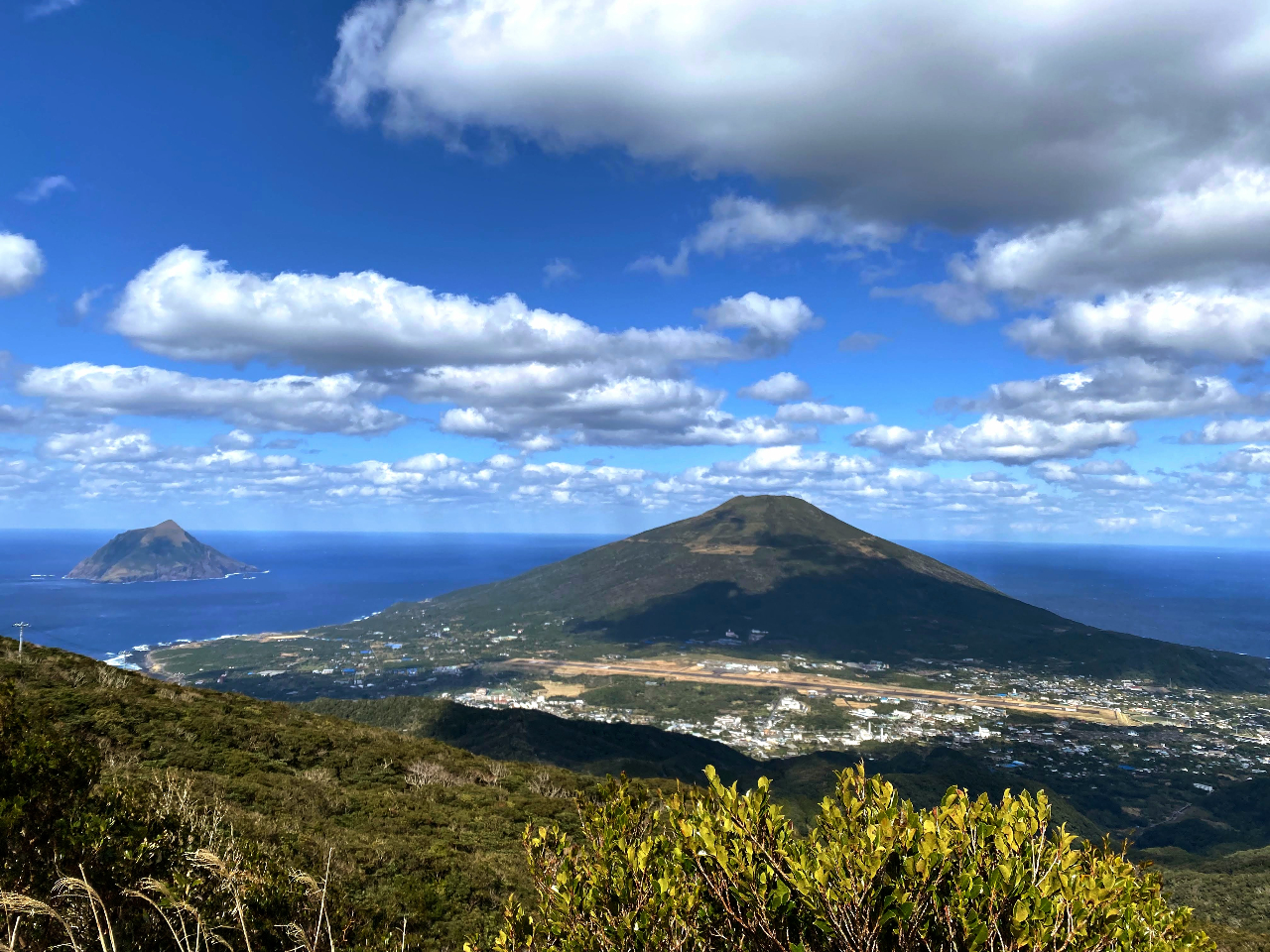 尾根道から八丈富士を望む