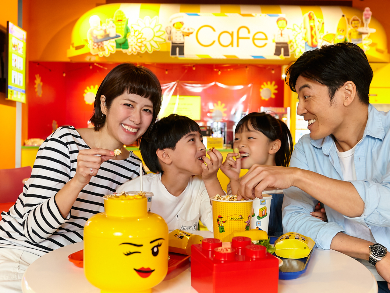 カフェテリアで軽食♪レゴランド・ディスカバリー・センター大阪限定のメニューを用意しております。食べてエネルギーチャージしよう!