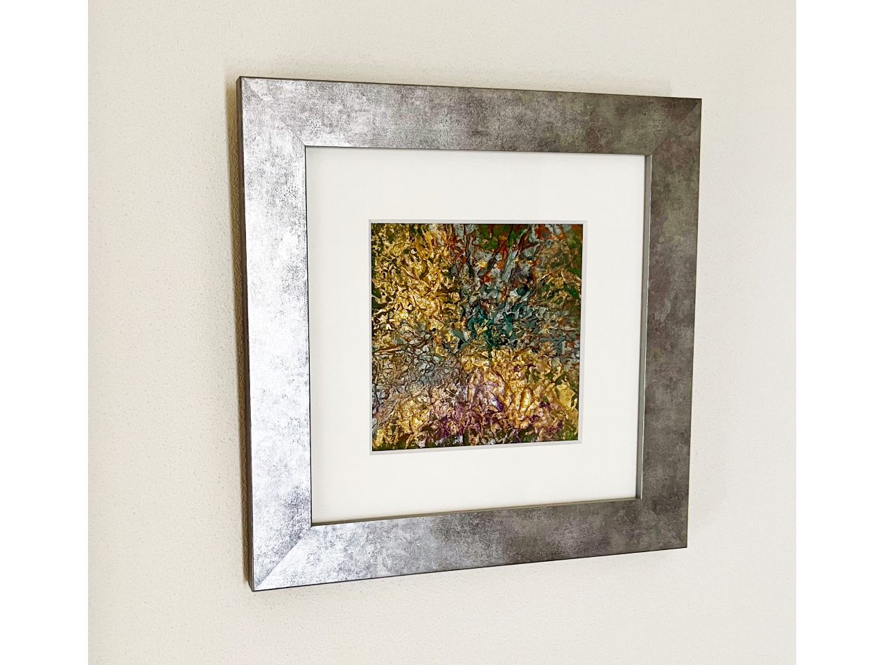 z΂ȑfGȃCeAɁB傫RɃJbgł܂B