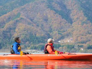 秋の奥琵琶湖畔