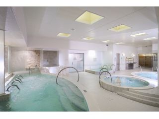 【スパ・アルパ】
広々とした浴室には、多彩な浴槽が揃います。