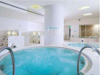 【スパ・アルパ】
広々とした浴室には、多彩な浴槽が揃います。