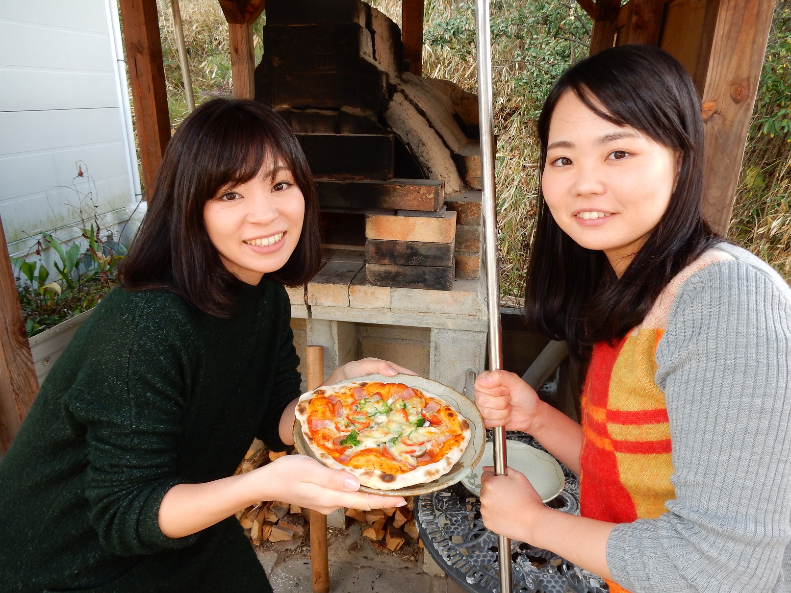 450℃に熱しられたピザ窯で焼くピザは美味しくて楽しくて最高です!