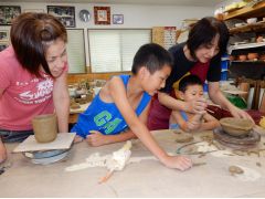 家族での体験で皆さん作りたい物に挑戦です。地元の良質な粘土で皆さん頑張って個性豊かな作品づくりも盛り上がります。