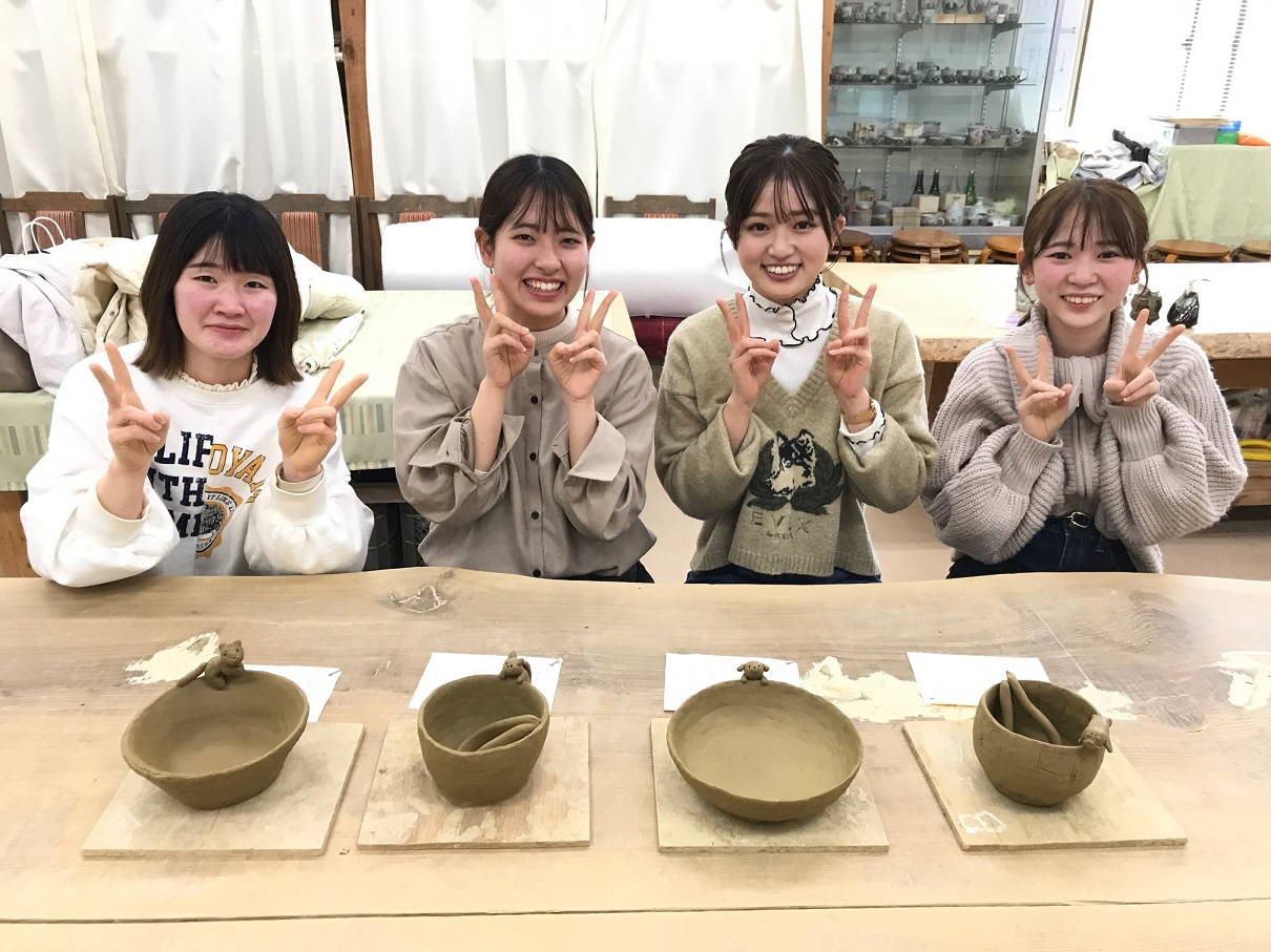 手びねり陶芸体験は粘土に触れた指先からの刺激が右脳を刺激し脳が元気になります。粘土と指先が対話しながら思い出に残る個性豊かな作品が楽しく作れます。