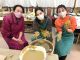 電動ロクロ体験での体験で粘土に触れるとヌルヌルすべすべした感触にとても嬉しい気持ちになります。電動ロクロ体験記念にパシャッ!陶芸は右脳を刺激するとても良い体験