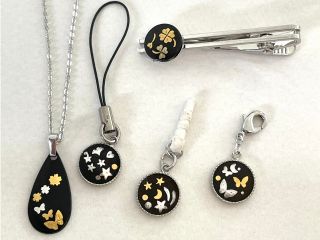 体験の作品はペンダント、ストラップ、チャーム、タイピンから選べます。