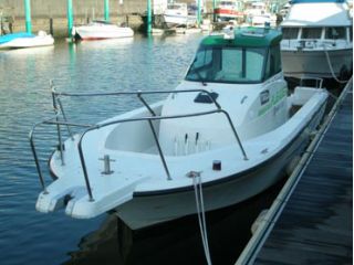 【ボート】バウが広いのでお立ち台で最大3名キャスティングできます(ヤンマーTOPRUN24HT 24フィート 4ストローク 250PS)