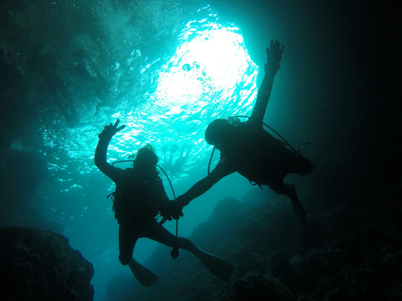 静寂に包まれた魅力満載の幻想的ブルー(^^)人気スポット、青の洞窟!!!