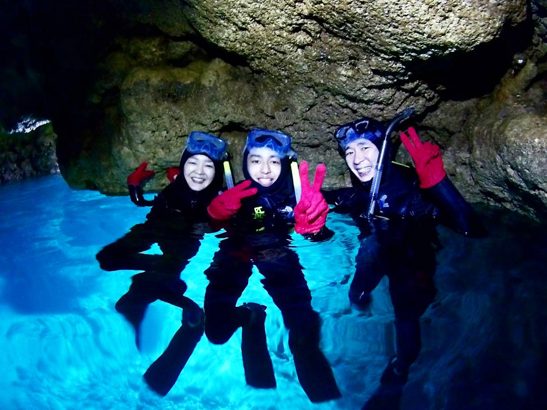 沖縄の思い出をベテランガイドスタッフが1枚1枚、丁寧に撮影しています(^^)