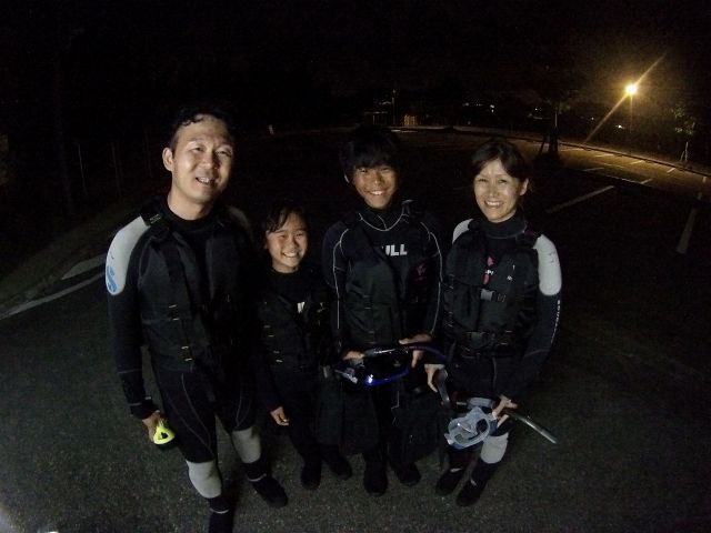 6歳から参加可能なので家族連れのお客様にも人気のナイトシュノーケル(^.^)夜の海で家族の思い出を作ってみませんか?