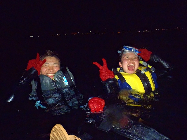 女子旅で沖縄に来て、夜の海でリフレッシュ(^^♪