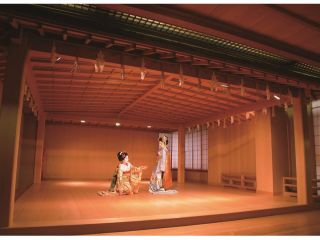 総檜造りの能舞台。当日の舞妓さんとは異なります(人数も含めて)。 全写真の提供は岡崎庵。