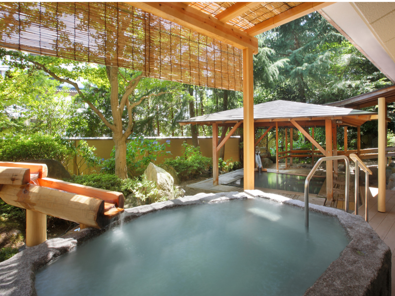 源泉かけ流しの酸性泉をお楽しみください