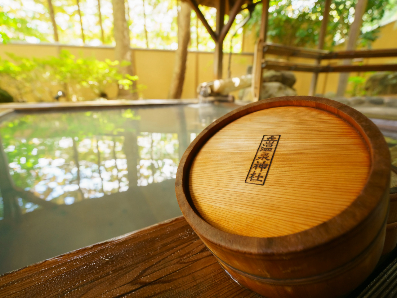 全国でもめずらしい酸性泉で美肌の湯とも言われています