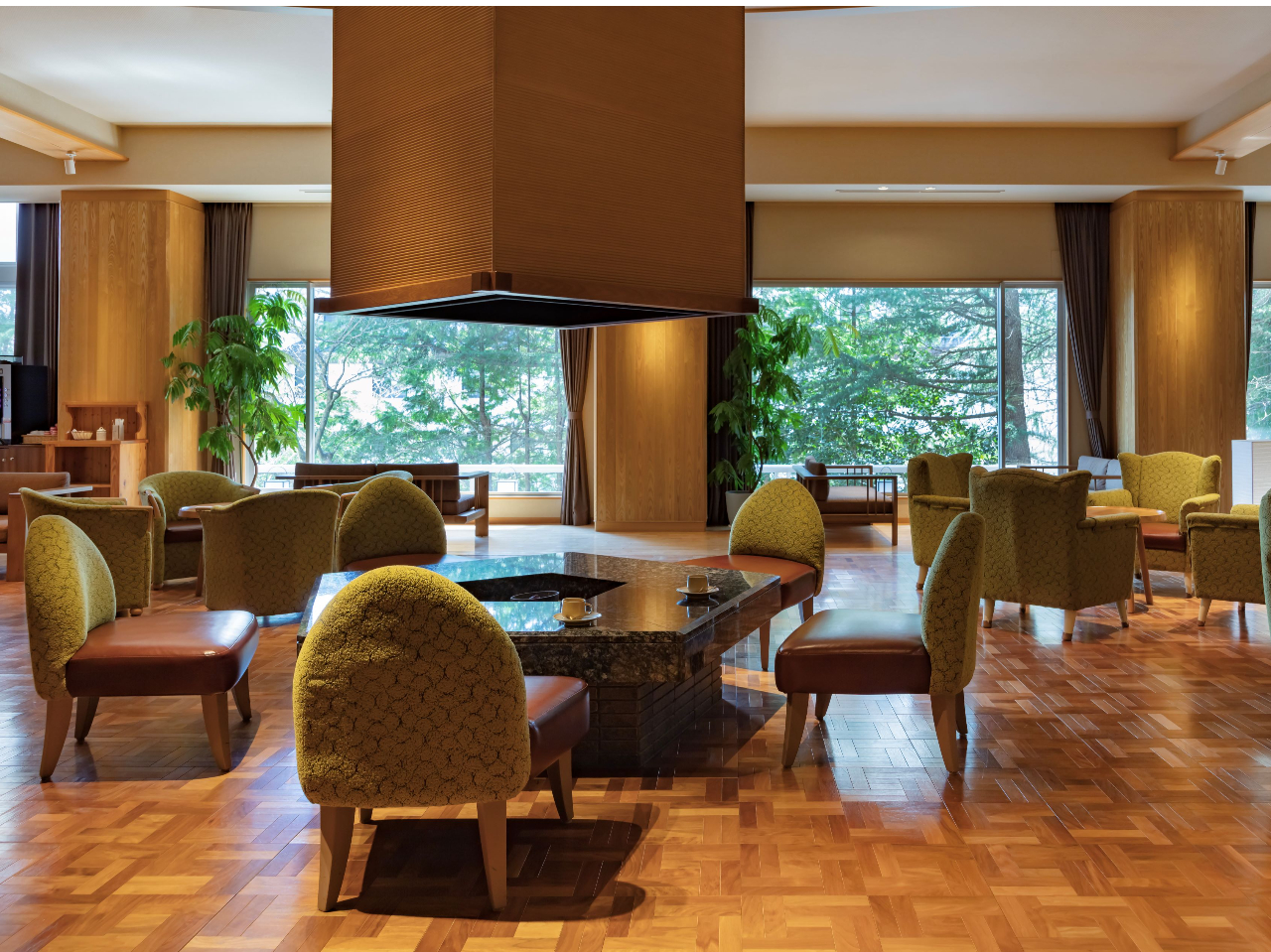 ラウンジでお寛ぎ下さい。コーヒーや冷たいお飲み物をご用意しております。(ウェルカムドリンクは21時までとなります)