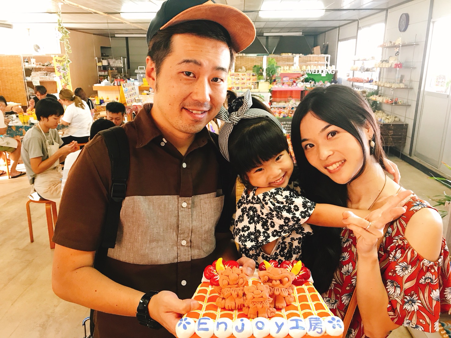 前回シーサー絵付けを体験されたお客様(^^)今回はシーサー作りに挑戦されました♪沖縄旅行の思い出ができました☆