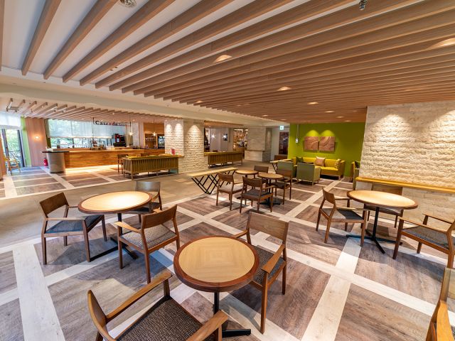 Cascade Lounge