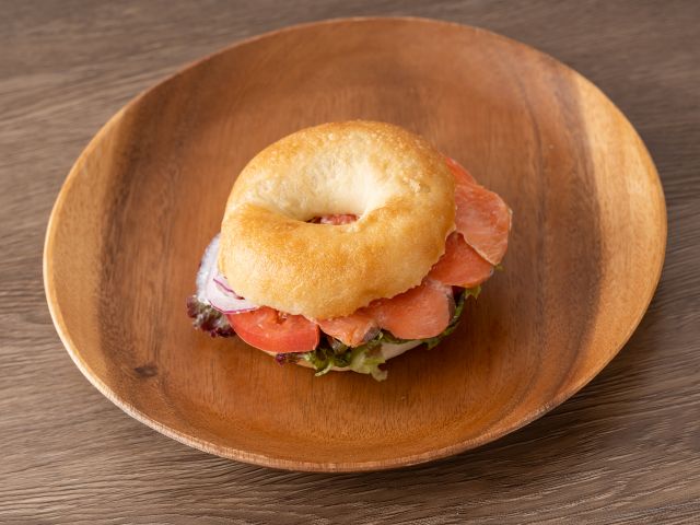 スモークサーモンと高原野菜のべーブルサンド