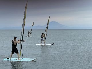 富士山をバックに綺麗な海で練習開始