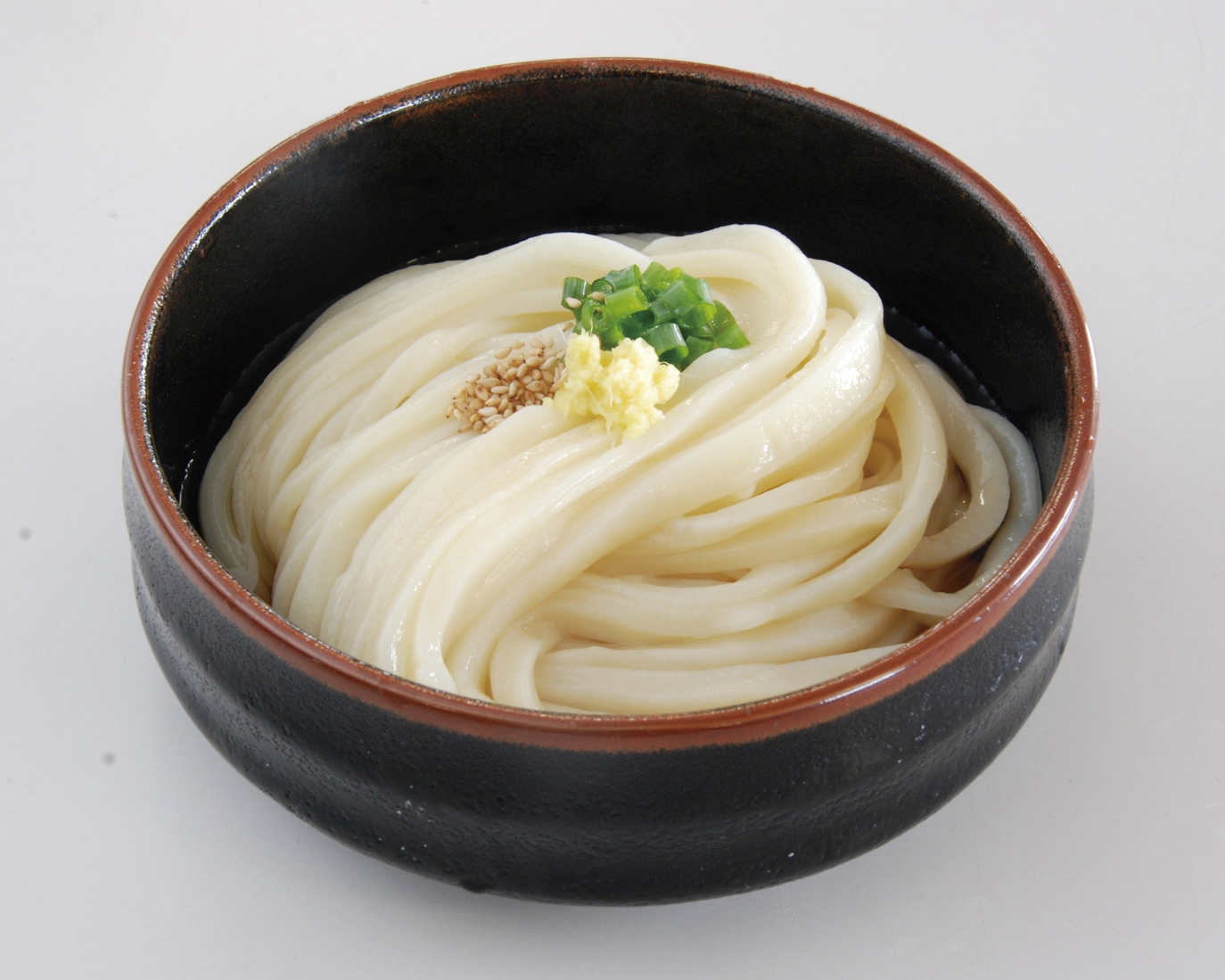 切った麺が茹で上がりましたら、伝統的なさぬきうどんの完成です!